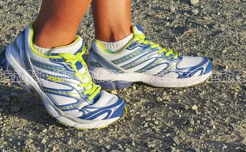 球速app官网登录入口中海达运动鞋中的时尚领军者：限量版红边运动鞋