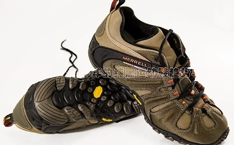 预见未来：2025年的纯黑运动鞋趋势与设计